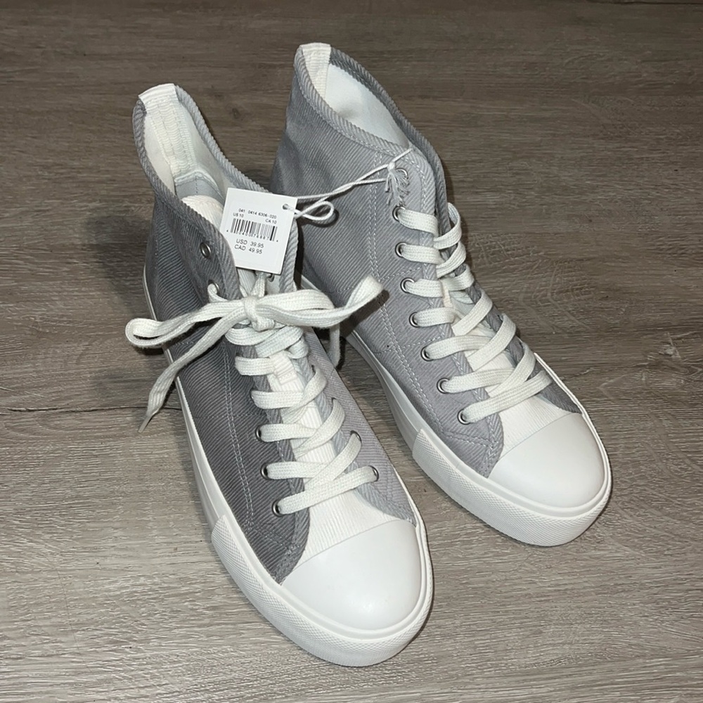 American Eagle high top shoe